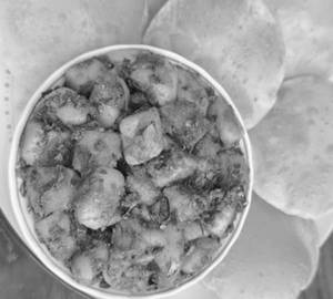 5 Puri Served With Sukhe Aloo & Raita