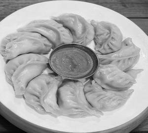 Steamed chicken momos