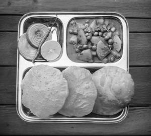 Mater Aloo With 4 Poori