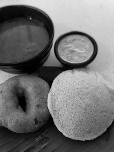 Idli [1 Piece] With 1 Vada