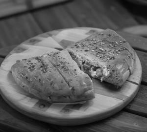 Paneer tikka stuffed garlic bread
