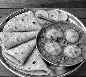 Egg curry with roti 4 pcs