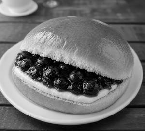 Blueberry butter bun maska