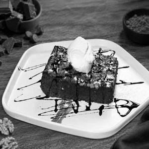 Brownie With Ice Cream And Hot Chocolate Sauce