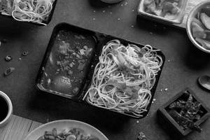 Vegetable Noodles + Chilli Paneer (4 Pcs)