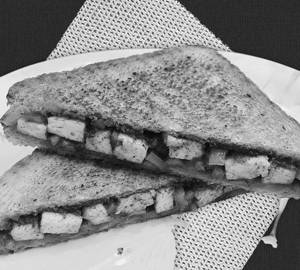 Spicy Lehesuni Grilled Paneer Sandwich