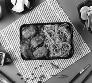 Schezwan Noodles With Paneer Chilli Bowl [Jain Not Available]