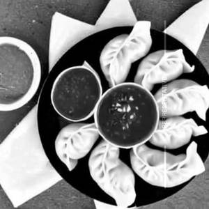 CHILLY GARLIC PANEER MOMOS 