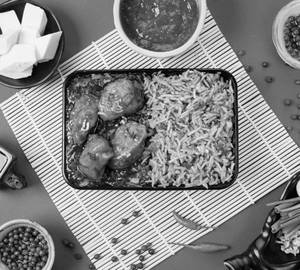 Schezwan Fried Rice With Paneer Chilli Bowl [Jain Not Available]