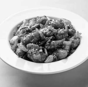 Veg Pizza Momos ( 8 Pcs )+Mushroom Chilli