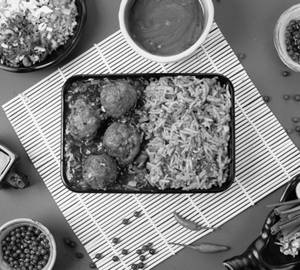 Schezwan Fried Rice With Manchurian Bowl [Jain Not Available]