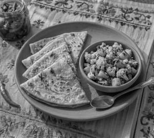 Triangle Paratha With Gobhi Aloo [3 Parathas]