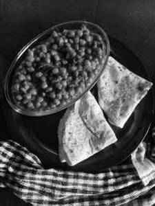 Roti [4 Pieces] With Chana Masala
