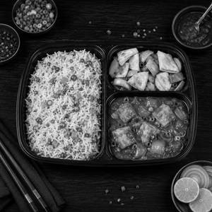 Veg Fried Rice with Paneer Chilli [4 Pieces]