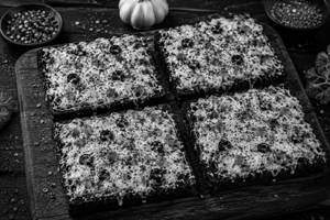 Black Cheesy Garlic Brtead