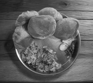 5 puri + Aloo bhujiya