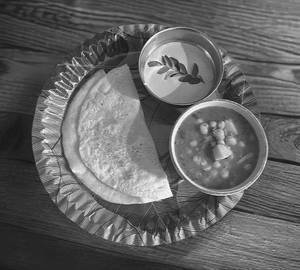 Chakuli with aloo matar curry and chutney