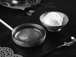 Gulab Jamun With Ice-cream