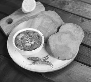 4 bedmi poori with aloo sabzi
