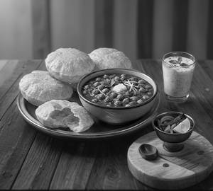4 Poori With Chole