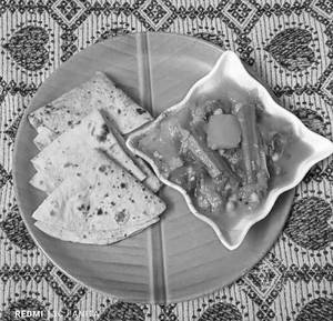 Roti (3Pcs) With Santula Or Seasonal Veg