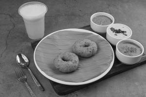 Vada (2 Pcs) + Mosambi