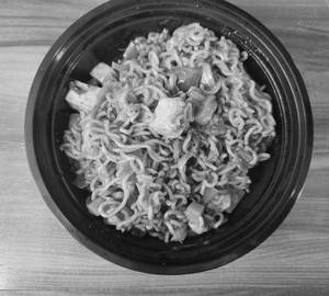 Instant Atta Noodles With Veggies