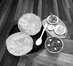 Choley Bhature (2 pcs)