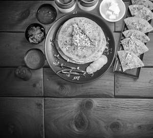 Mixed Veg Cheese Paratha [2 Pieces]