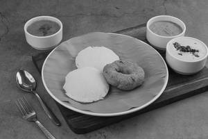 Idli (2 Piec) + Vada (1piec)