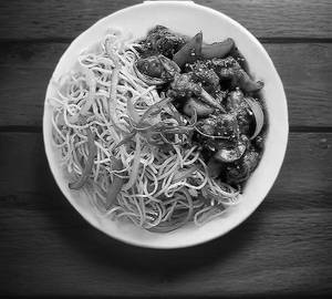 Chowmin [Chicken] + Chili Chicken [4 Pieces]