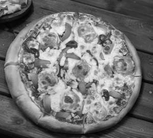 Veggie And Paneer Pizza [8 Pieces]