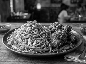 Veg Chowmein With Chilli Chicken [2 Pieces]