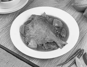 Pomfret Piyaj Capsicum Diye Bhuna