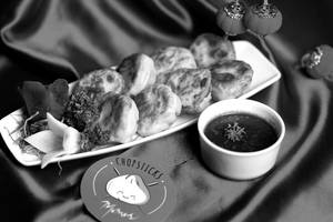 Chicken Pan Fried Momos With Schezwan Sauce (8 Pcs)