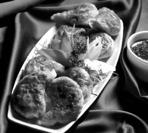 Veg Pan Fried Momos With Manchurian Sauce (8 Pcs)