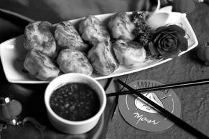 Chicken Pan Fried Momos With Manchurian Sauce (8 Pcs)