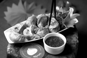 Veg Fried Momo With Garlic Sauce (8 Pcs)