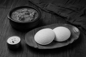 Idly (2 Pcs) With Kozhi Kuzhambu / Chicken Curry