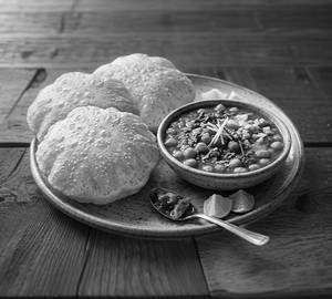 Dal Puri 4pc with chana masala 