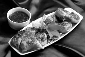 Veg Pan Fried Momos With Garlic Sauce (8 Pcs)