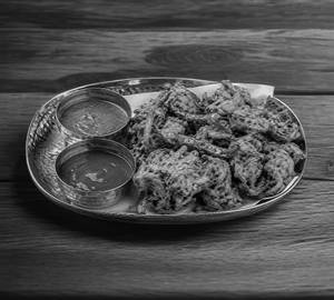 Pyaj Ke Pakode with Fried Chilly 