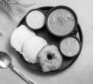 Idli (2 Pieces) With Medu Vada (1 Piece)