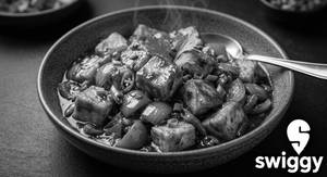 Kolkata Chilli Paneer ((Semi Gravy))