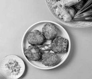 Tod Mun Gai ( Thai Chicken Fritters ) (5 Pcs)