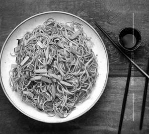 Hot garlic hakka noodles   [veg]