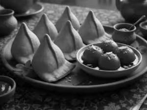 4 Pcs Samosa + 4 Pcs Gulab Jamun