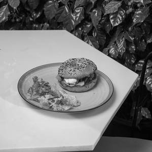 Pesto Veggie Bagel