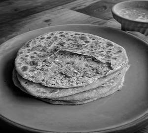 Chatpata Pyaj Paratha 2Pcs + Curd