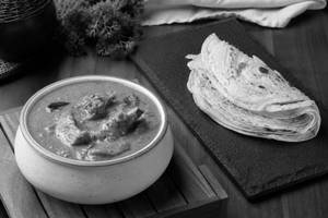 Kerala Parotta (2 Pcs) With Kozhi Mappas
